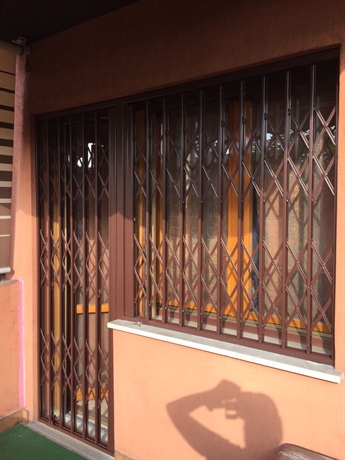 finestra zoppa inferriate